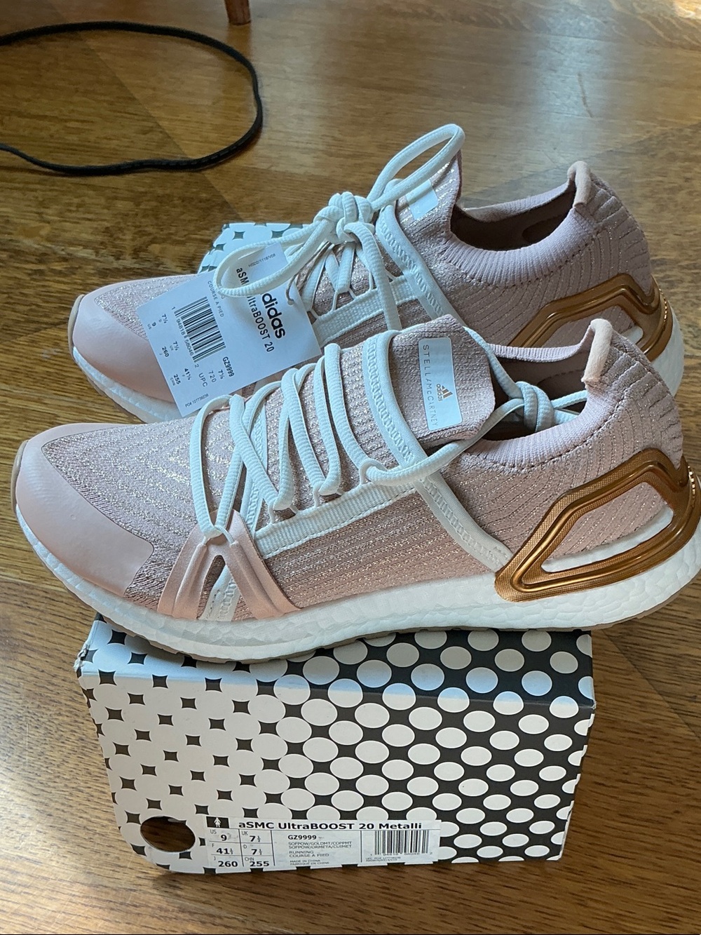 NWT McCartney Adidas Women’s Metallic Knit Sneakers with gold colored accents